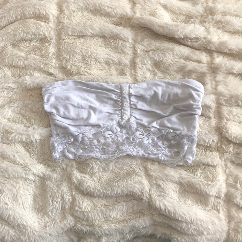 White lace and button bandeau crop top💐